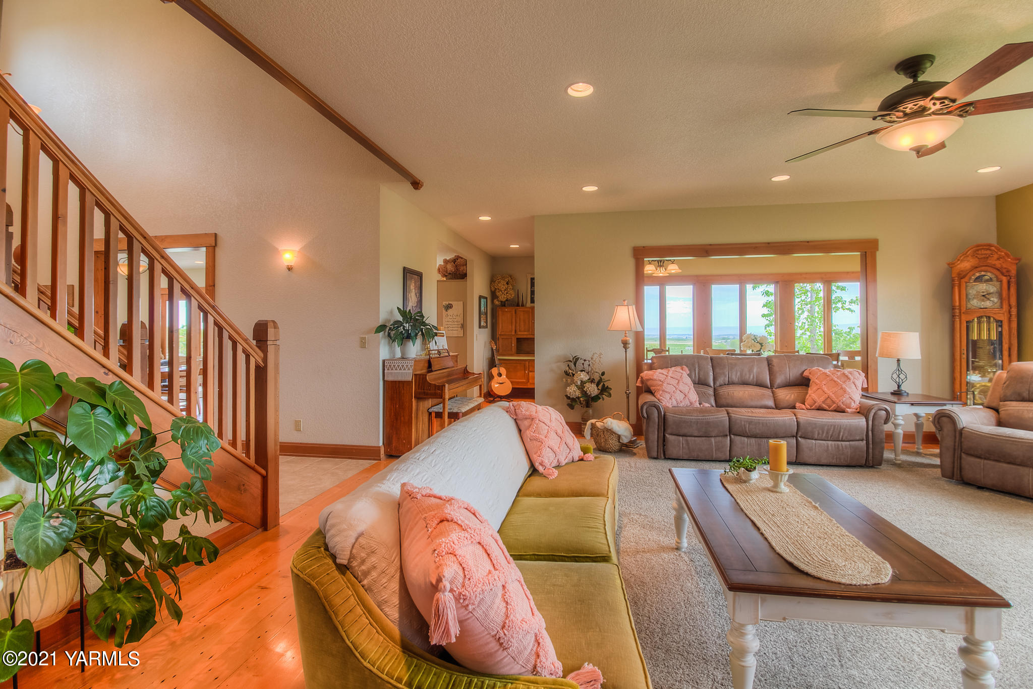 3050 Thacker Road Zillah, WA 98953 - Photo 10 of 64 a living room with furniture or couch and a potted plant