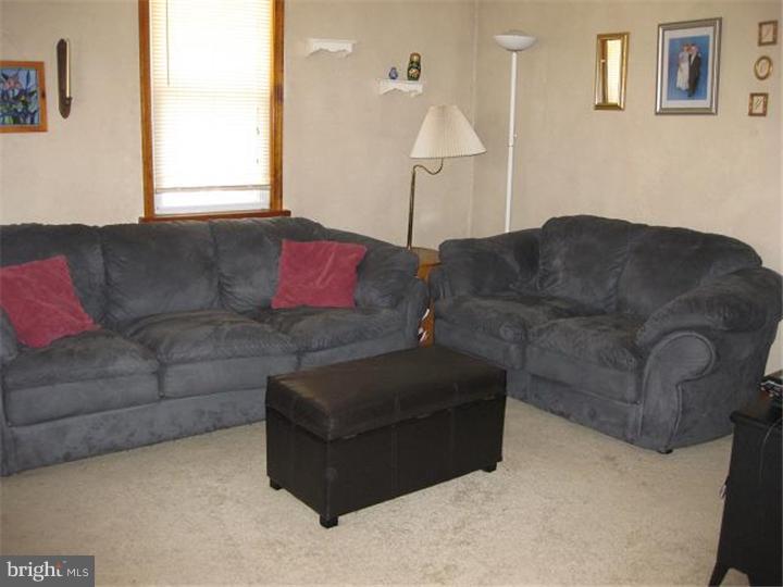 138 Manor Road Hatboro, PA 19040 - Photo 2 of 11 Living Room