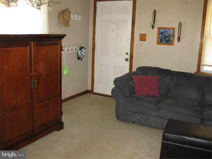 138 Manor Road Hatboro, PA 19040 - Photo 3 of 11 Living Room