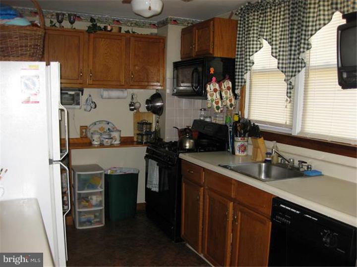 138 Manor Road Hatboro, PA 19040 - Photo 5 of 11 Kitchen