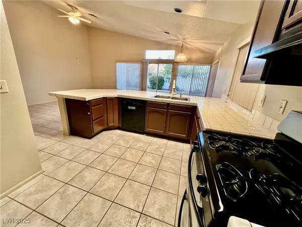 $2,650 | 8420 Airmont Court, Las Vegas, NV 89128