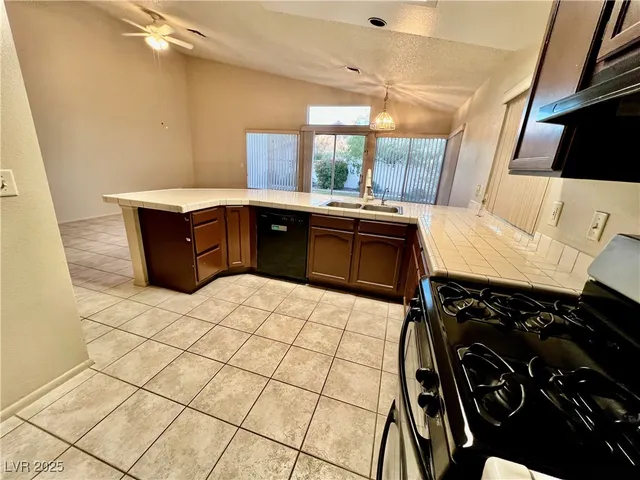 $2,650 | 8420 Airmont Court, Las Vegas, NV 89128