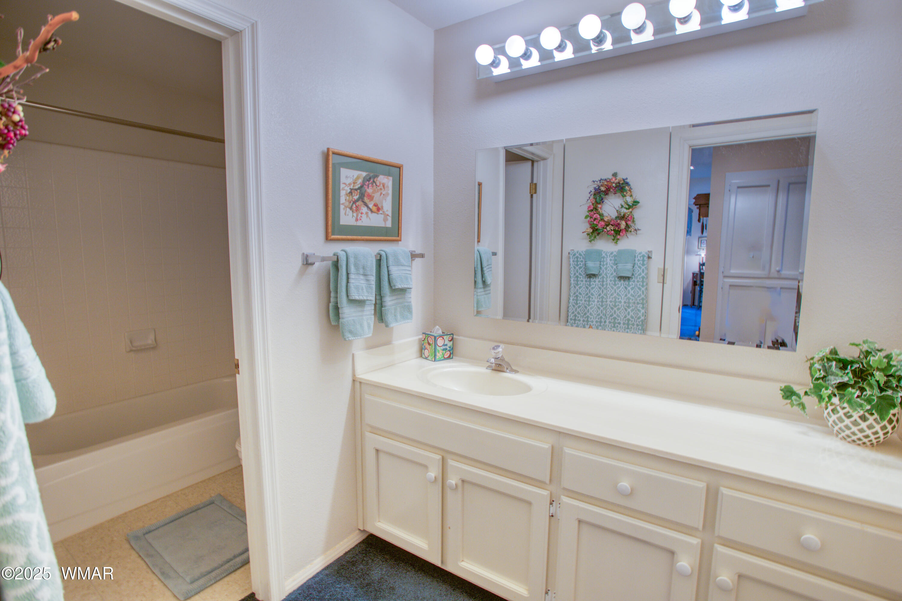 2836 Oak Circle Pinetop, AZ 85935 - Photo 13 of 35 Downstairs Full Bath with Dual Vanities