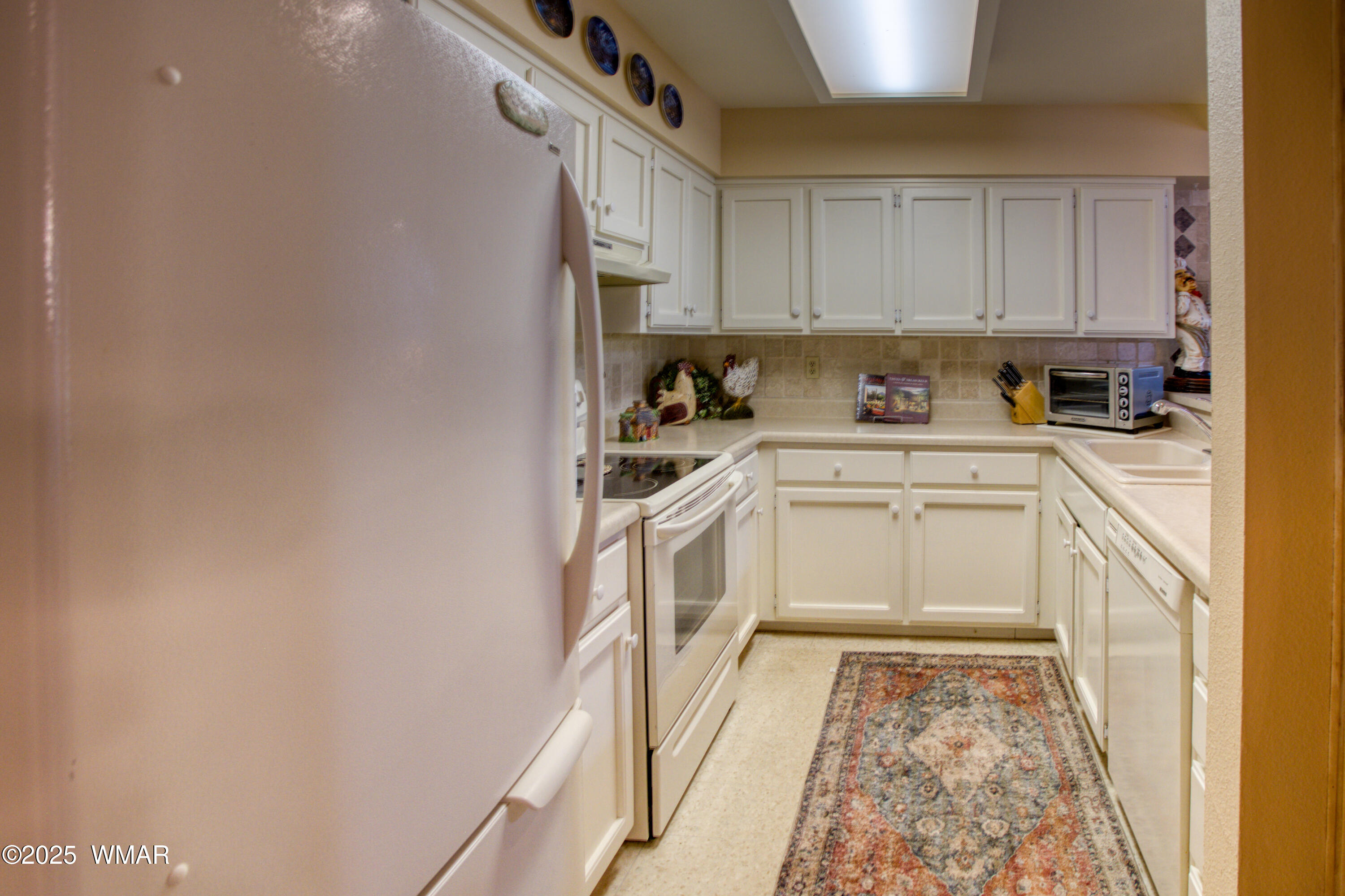 2836 Oak Circle Pinetop, AZ 85935 - Photo 10 of 35 Kitchen with pass through to family room