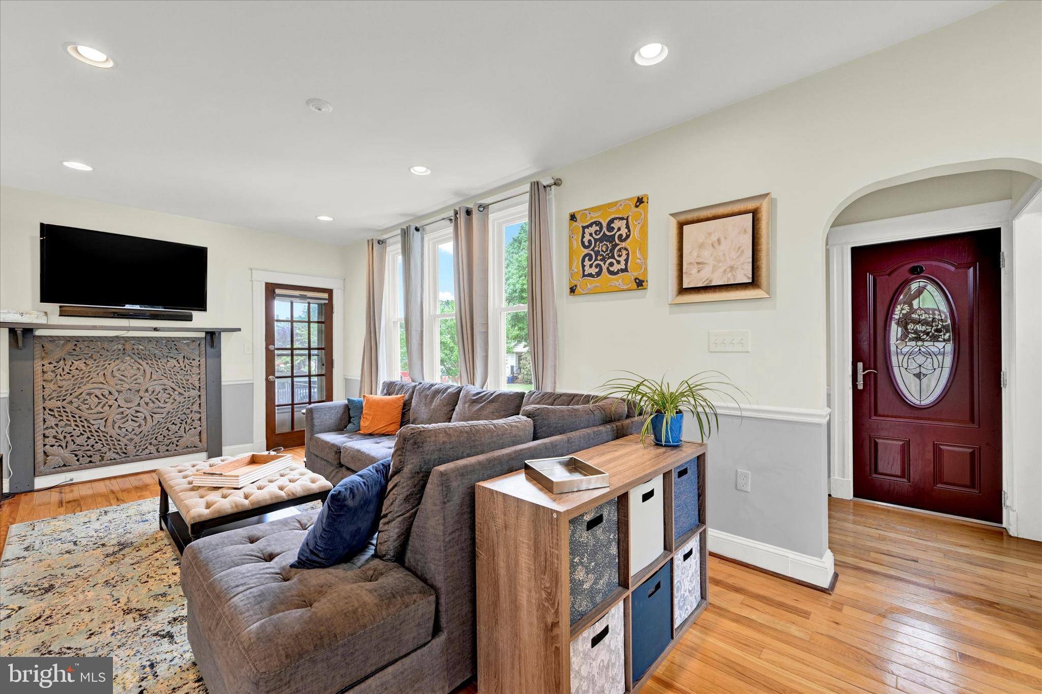 1012 Overbrook Road Baltimore, MD 21239 - Photo 2 of 45 Living room looking onto foyer/entry.