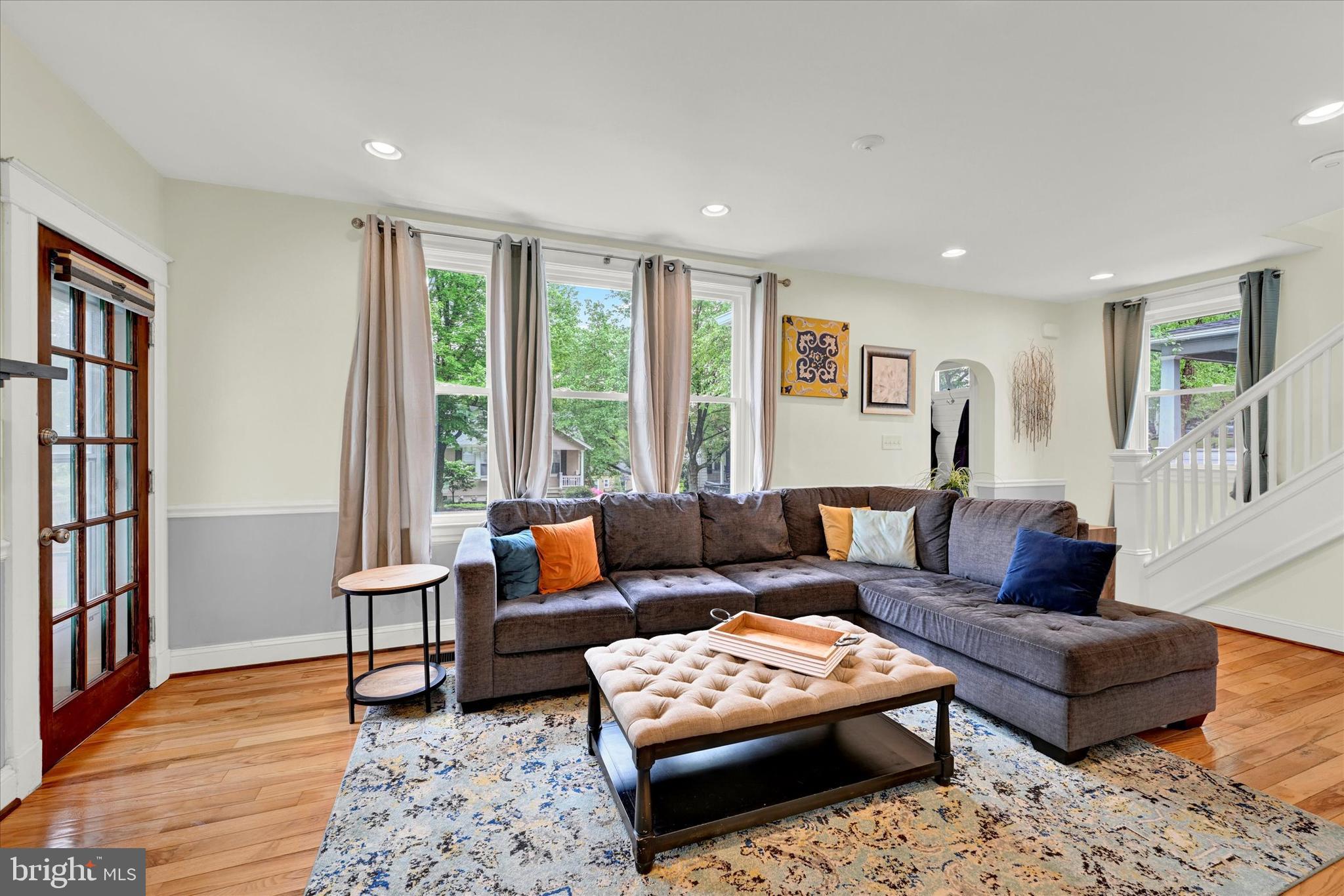 1012 Overbrook Road Baltimore, MD 21239 - Photo 3 of 45 Bright and spacious living room