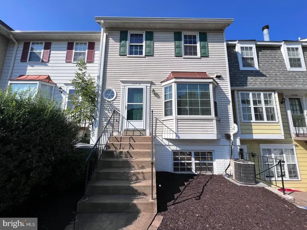 $2,300 | 13710 Autumn Vale Court, Unit 26E, Chantilly, VA 20151