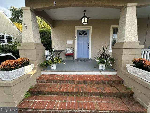 a house view with a outdoor space