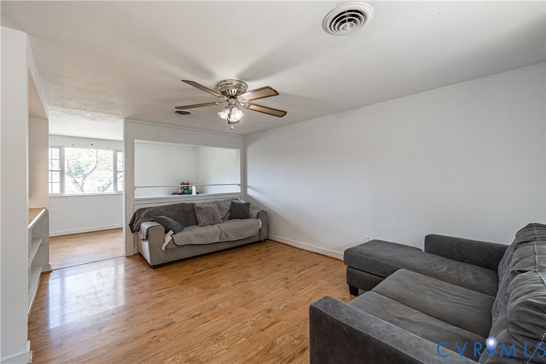 6310 Dahlia Road Mechanicsville, VA 23111 - Photo 13 of 38 a living room with furniture