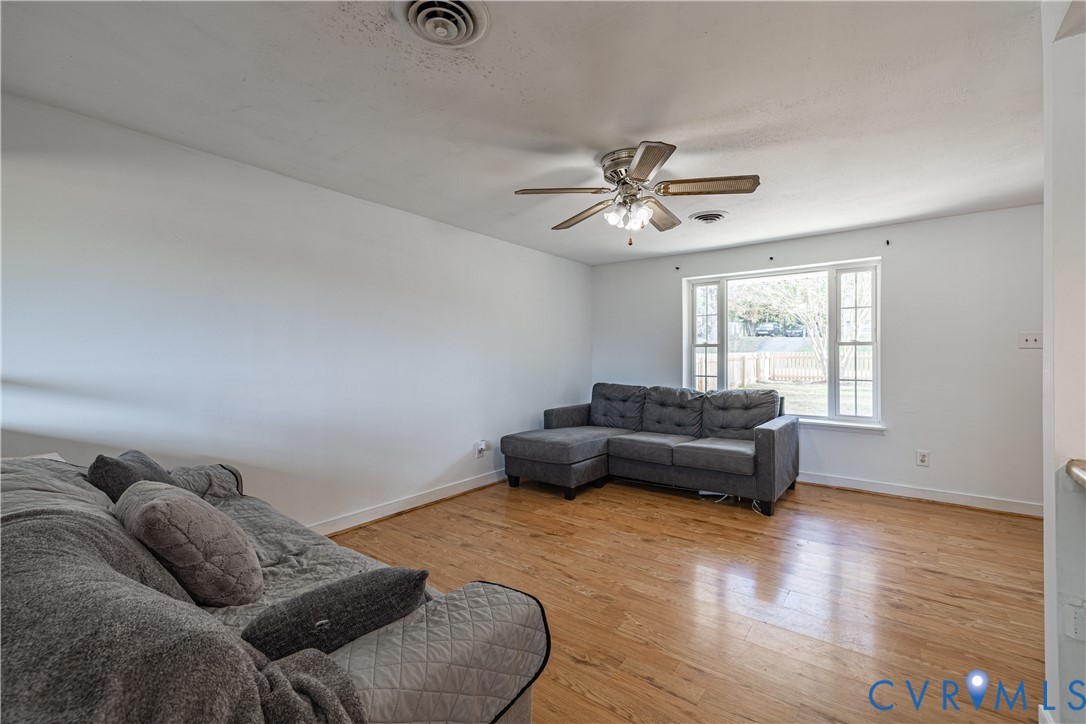6310 Dahlia Road Mechanicsville, VA 23111 - Photo 18 of 38 a living room with furniture and a window