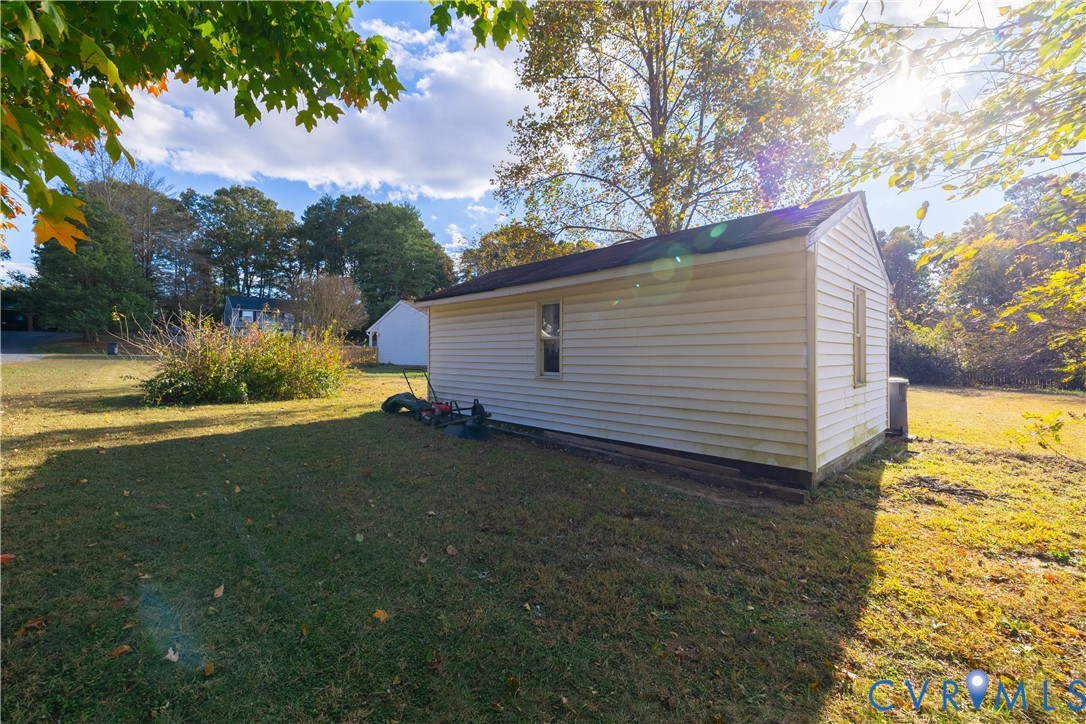 6310 Dahlia Road Mechanicsville, VA 23111 - Photo 32 of 38 a backyard of a house
