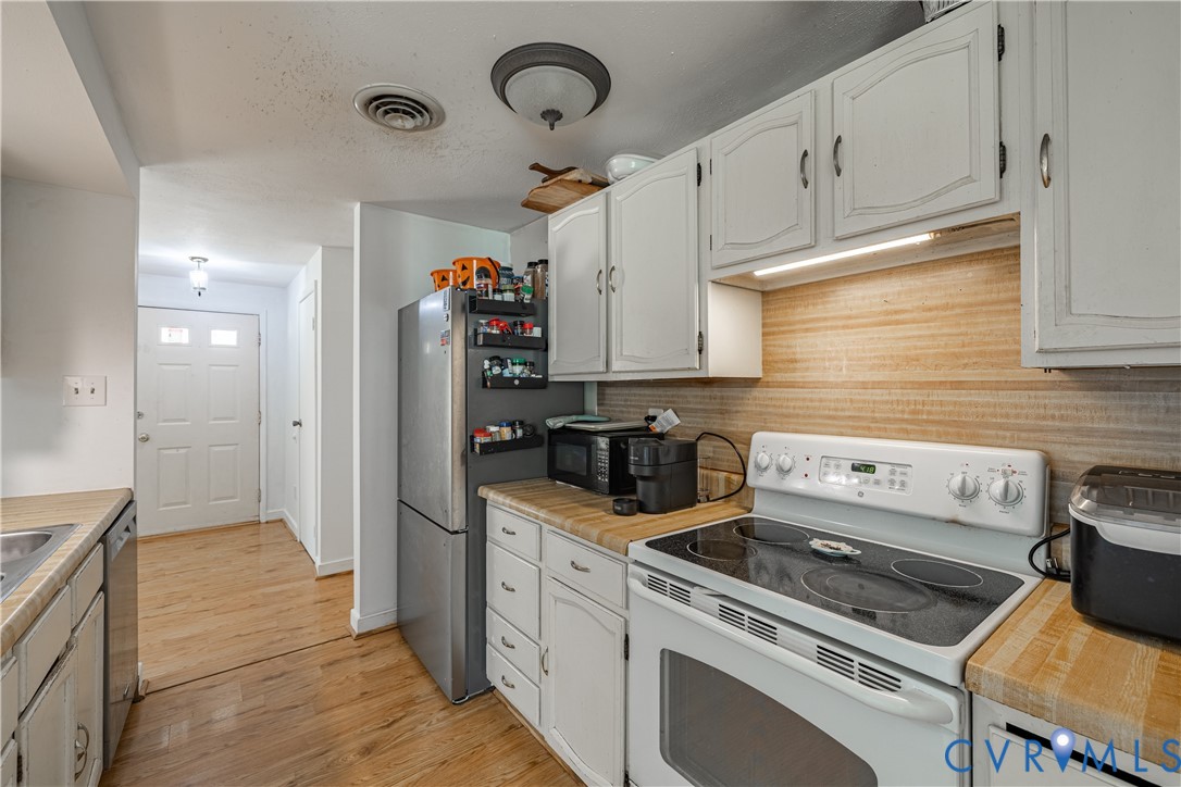 6310 Dahlia Road Mechanicsville, VA 23111 - Photo 5 of 38 a kitchen with a stove and a refrigerator