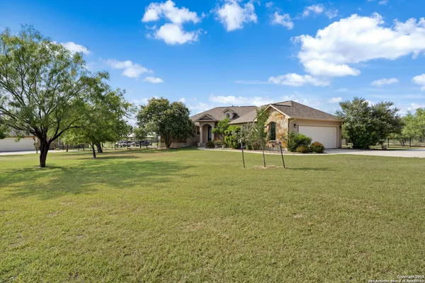 $620,000 | 438 County Road 367, Hondo, TX 78861
