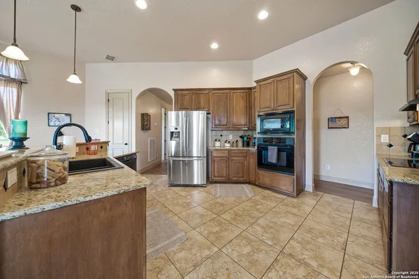 $620,000 | 438 County Road 367, Hondo, TX 78861