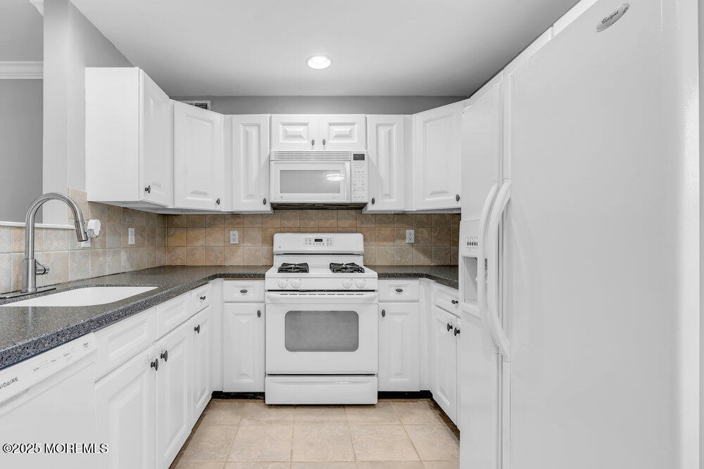 3 Kuczynski Drive, Unit 944 Parlin, NJ 08859 - Photo 9 of 33 015_dsc02209_870