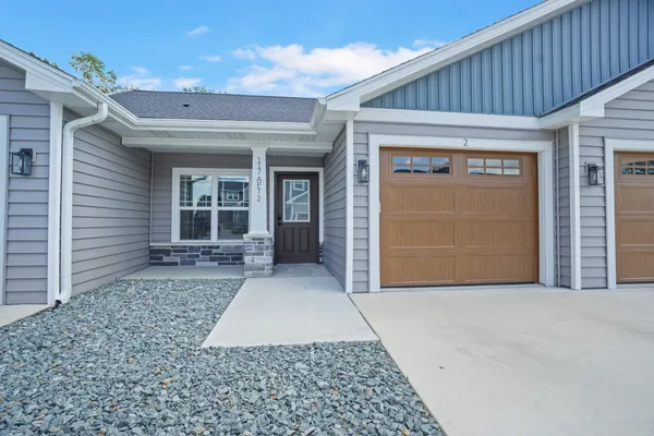 $2,200 | 117 Eiche Drive, Unit 2, Slinger, WI 53086