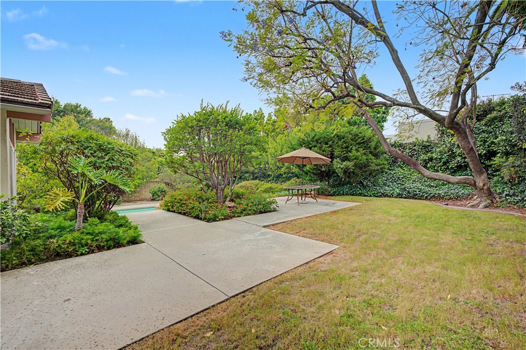 22671 Town Crier Road Calabasas, CA 91302 - Photo 7 of 35 a view of a garden with plants