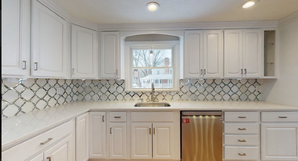 47 Hemlock Road Reading, MA 01867 - Photo 9 of 40