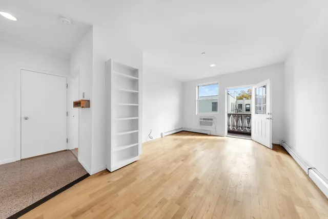 $659,000 | 30-63 32nd Street, Unit 3B | Astoria