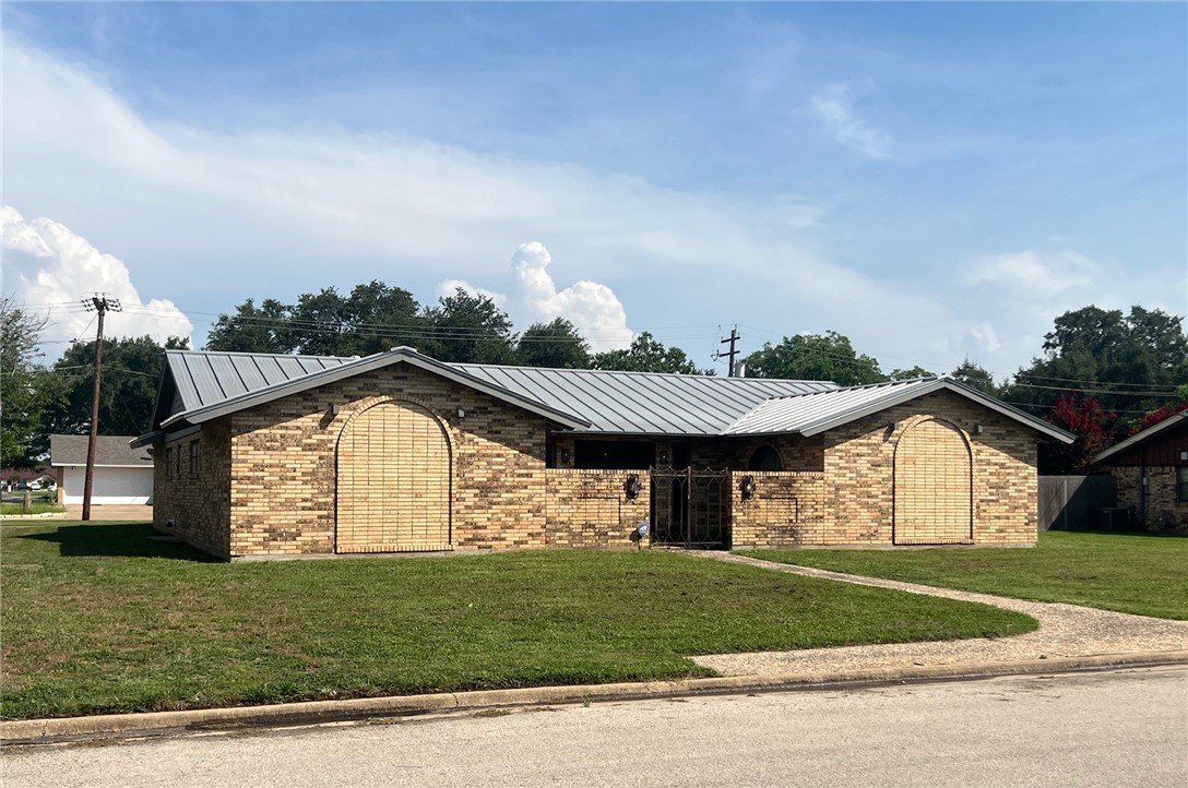 901 Calvert Street Hearne, TX 77859 - Photo 2 of 29