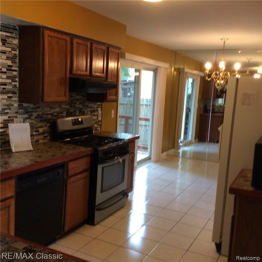 704 Burlington Road Canton, MI 48188 - Photo 18 of 40 Kitchen w/all appliances that stay