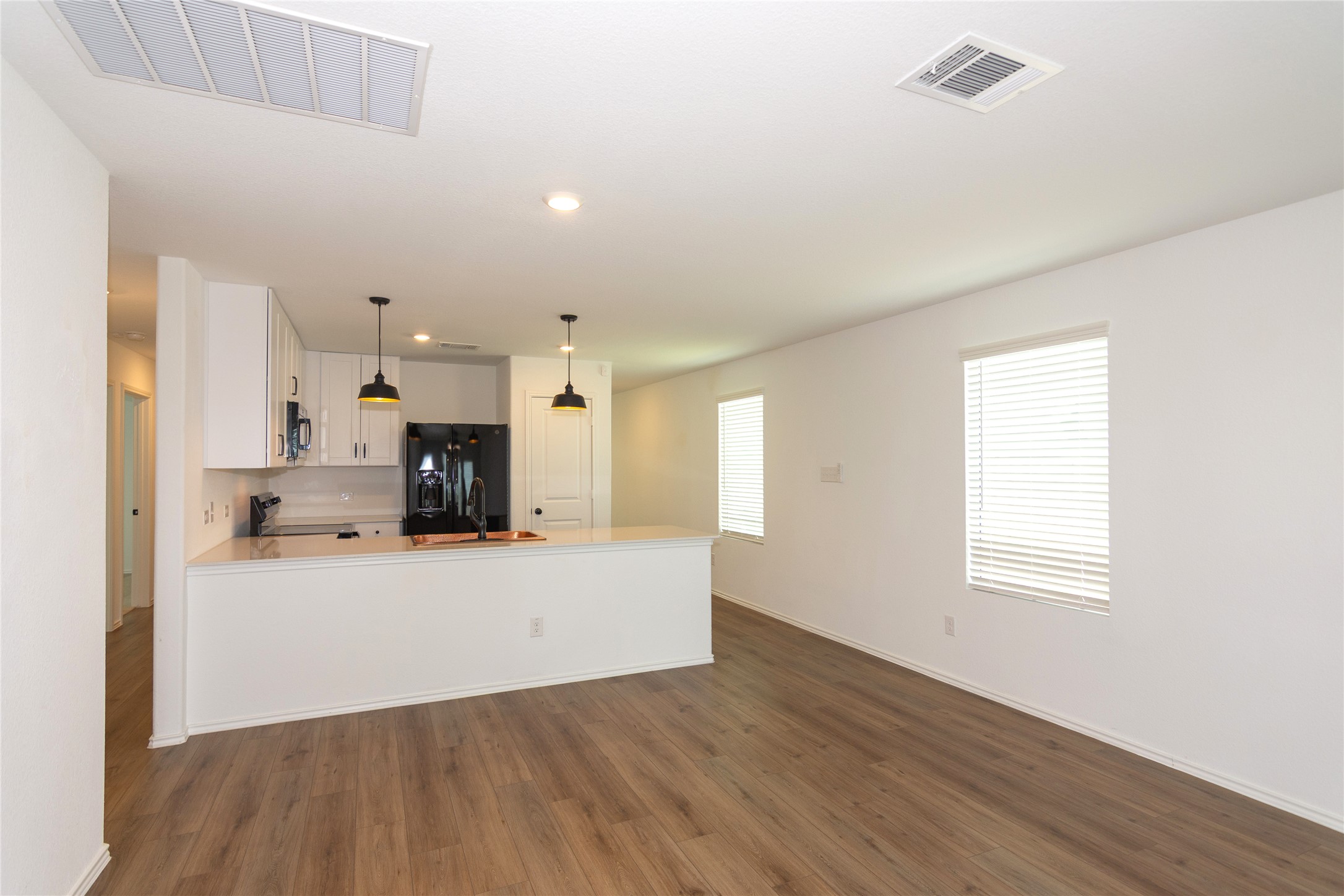 548 Rancho Del Cielo Loop Jarrell, TX 76537 - Photo 10 of 40 Breakfast bar is perfect for a quick meal.