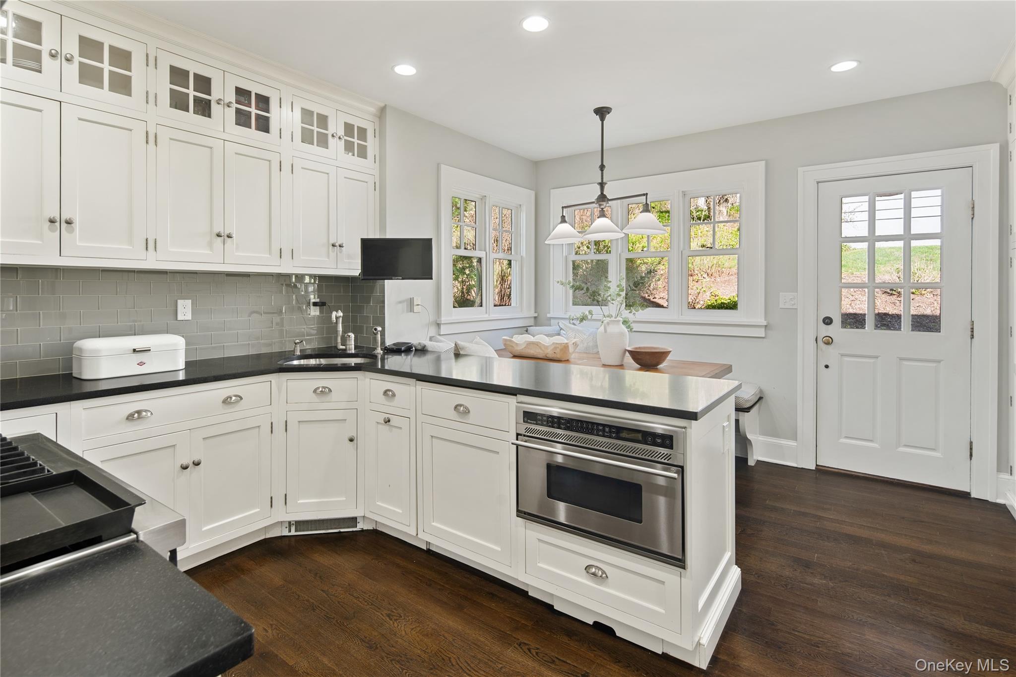 14 Aldridge Road Chappaqua, NY 10514 - Photo 20 of 38 Eat-in kitchen with door out to slate patio, driveway and garage