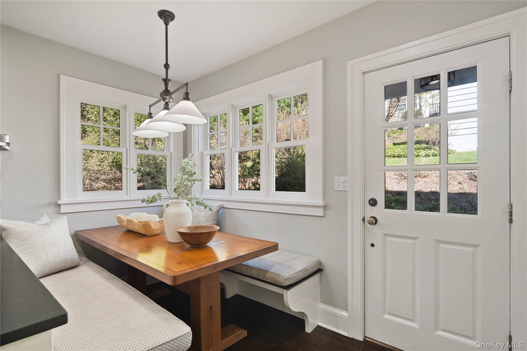 14 Aldridge Road Chappaqua, NY 10514 - Photo 22 of 38 Eat-in kitchen with built-in banquette seating for 6