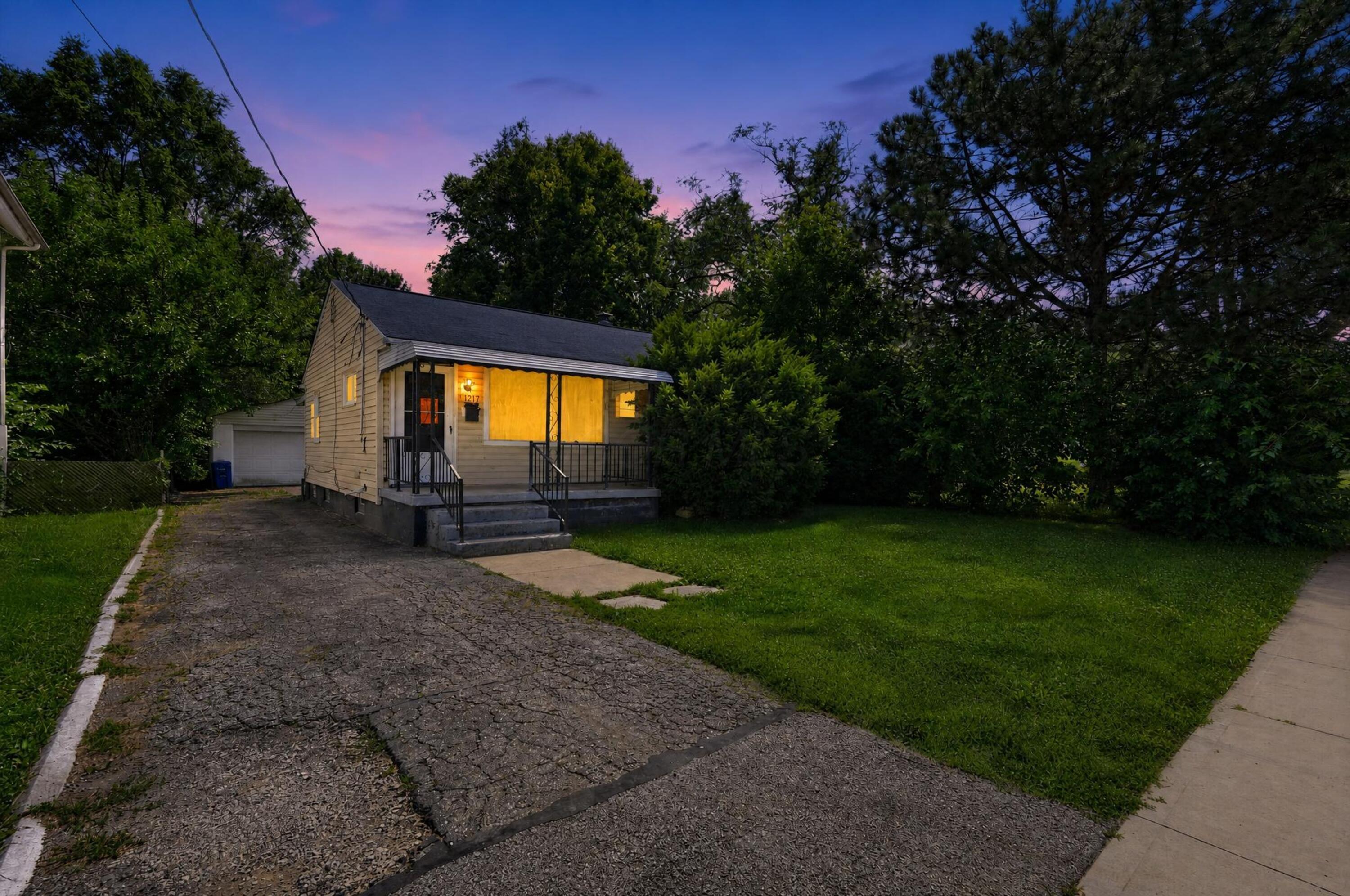 1217 Smith Road Columbus, OH 43207 - Photo 3 of 16 16_1217_Smith_Rd-Exterior-ight