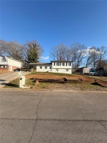 a front view of house with yard