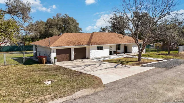 $2,950 | 107 Oak Crest, Canyon Lake, TX 78133