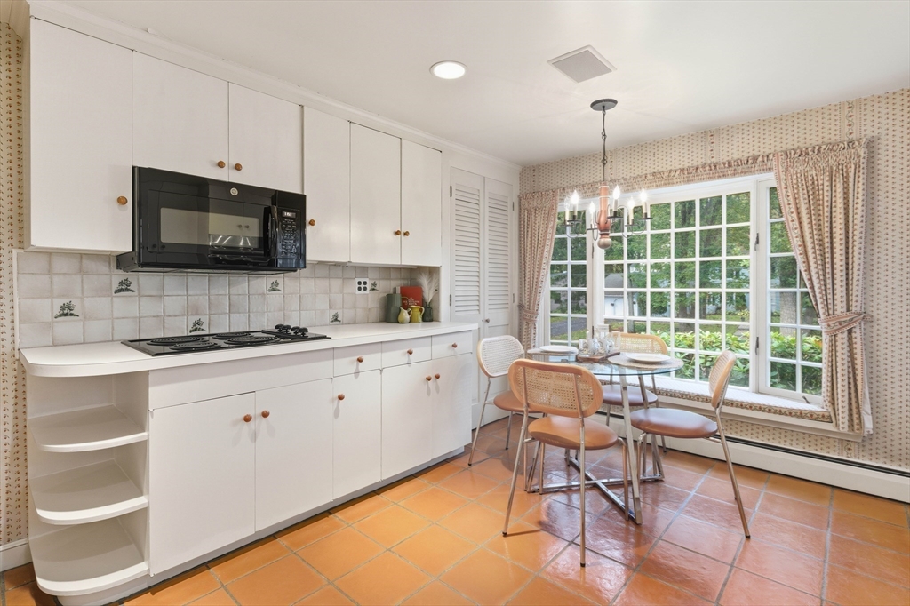 9 Fernway Lynnfield, MA 01940 - Photo 14 of 38