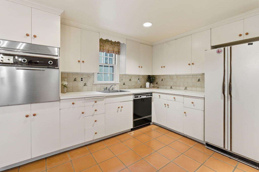 9 Fernway Lynnfield, MA 01940 - Photo 16 of 38