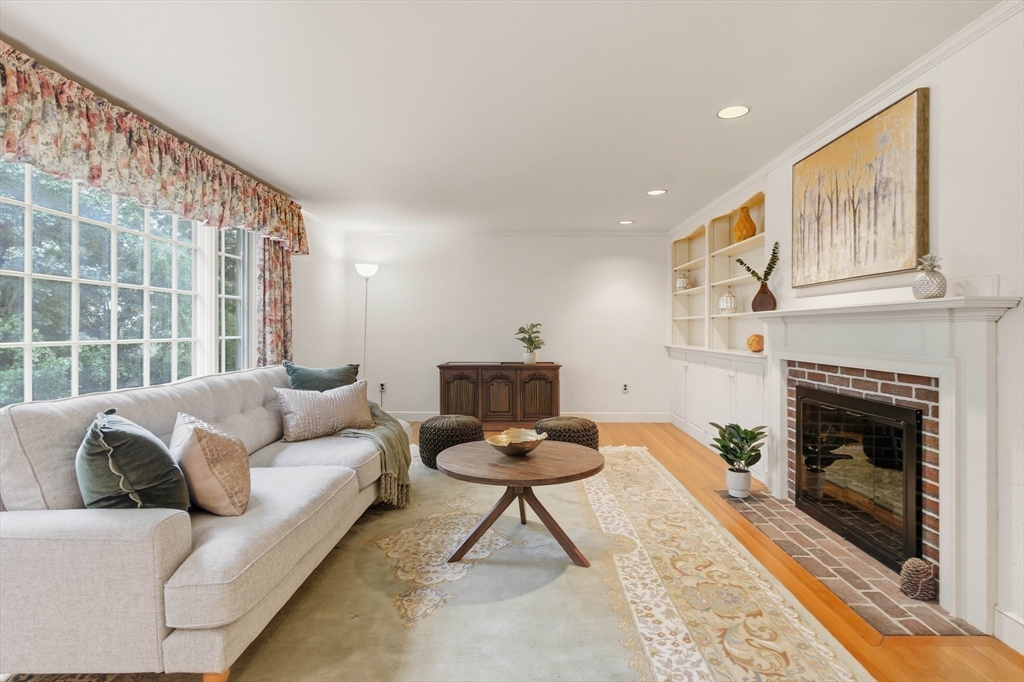 9 Fernway Lynnfield, MA 01940 - Photo 3 of 38