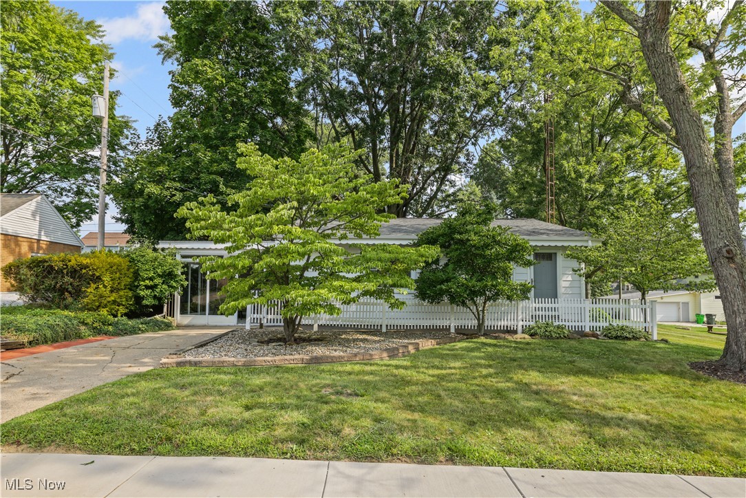 983 Roseland Road Alliance, OH 44601 - Photo 1 of 47 View of front of the structure