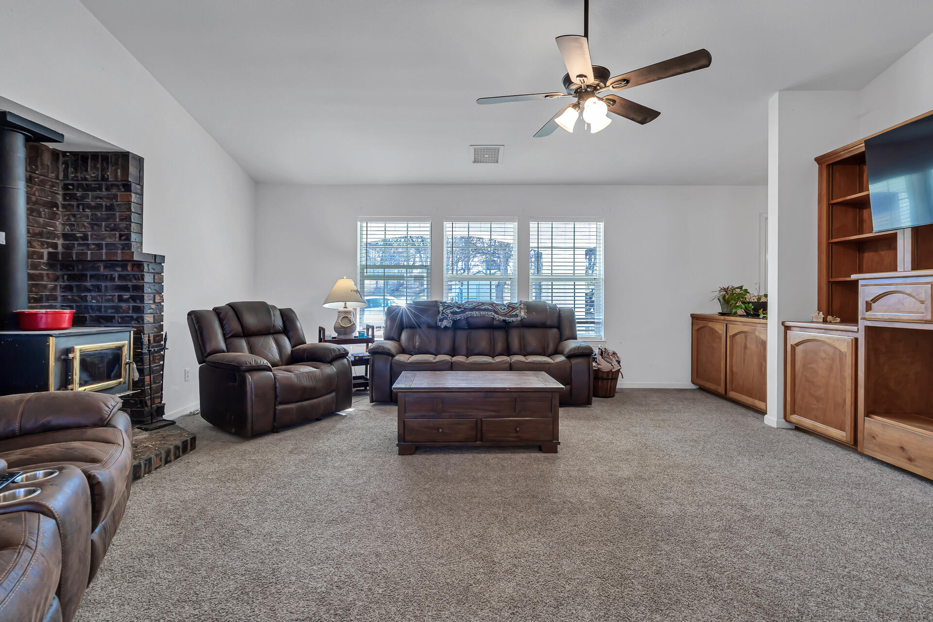 13725 Gas Point Road Igo, CA 96047 - Photo 12 of 56 Living