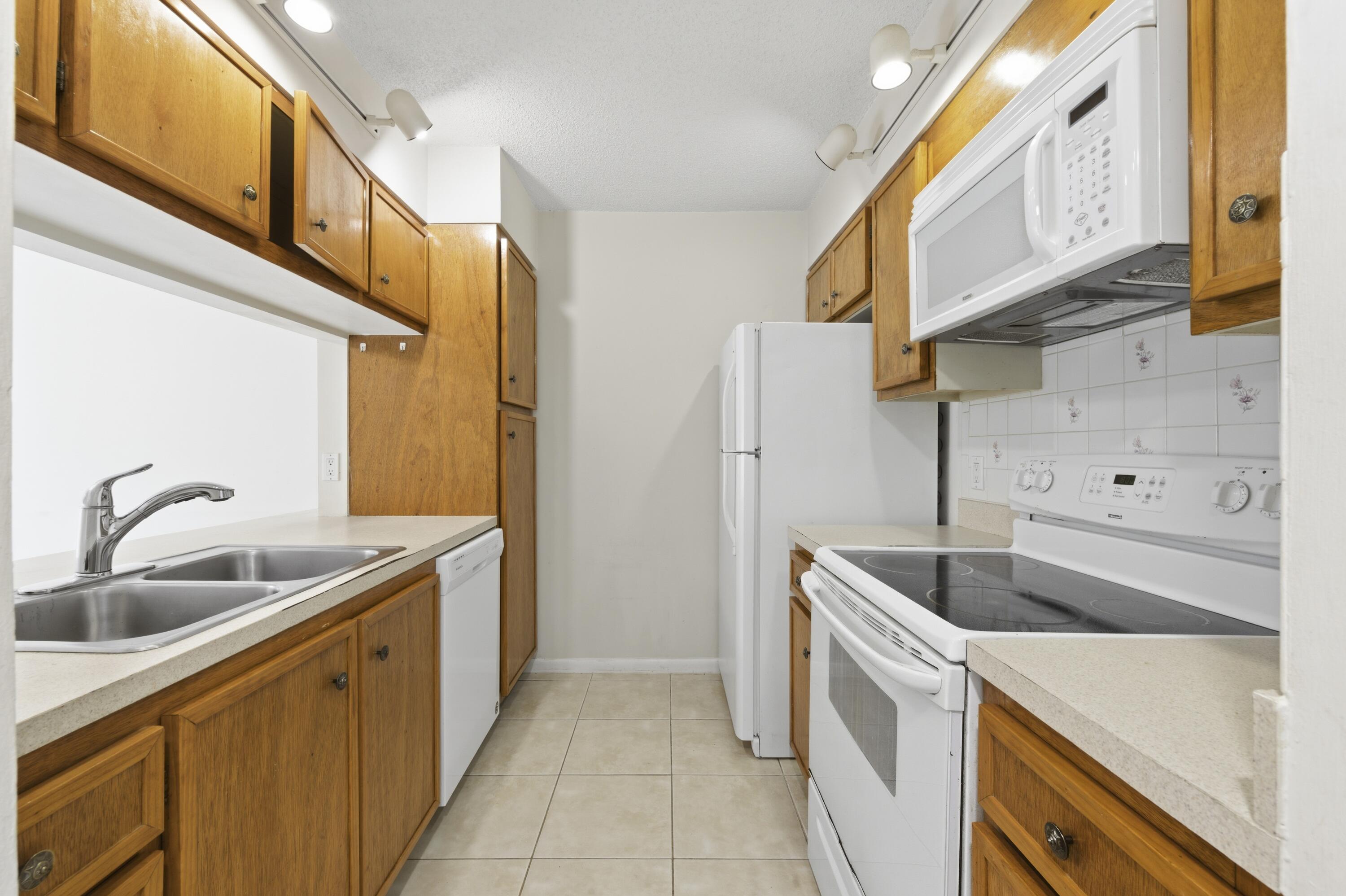 6375 Riverwalk Lane, Unit 4 Jupiter, FL 33458 - Photo 8 of 37 6375 Riverwalk Lane 4 Jupiter, FL 33458