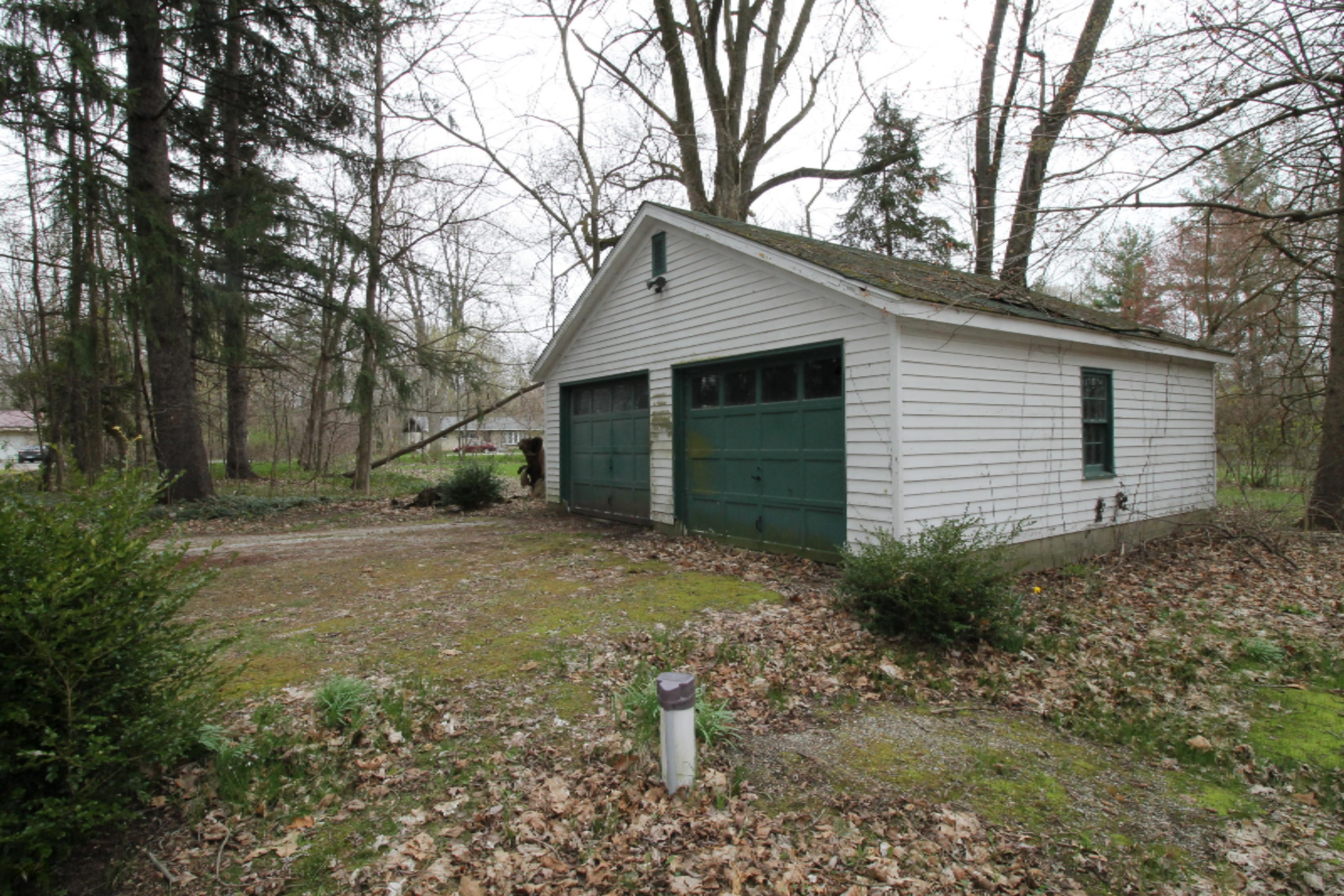 13844 Log Cabin Road Three Oaks, MI 49128 - Photo 4 of 21 2-car garage