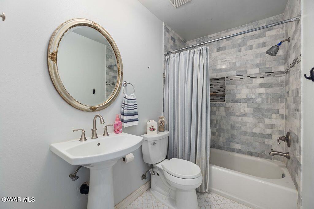 44115 Hunter Court Lancaster, CA 93536 - Photo 17 of 23 a bathroom with a sink toilet and shower