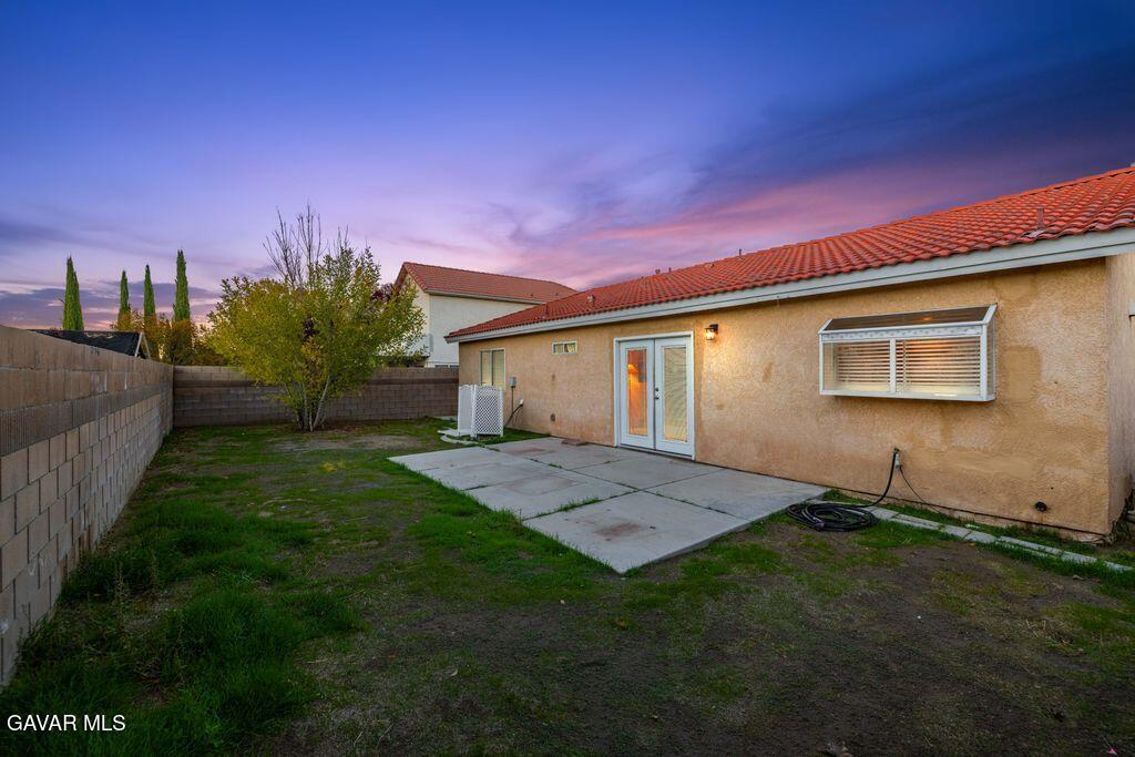44115 Hunter Court Lancaster, CA 93536 - Photo 20 of 23 a backyard of a house with table and chairs
