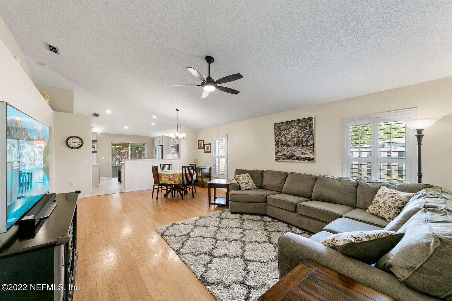 Living area to kitchen 1