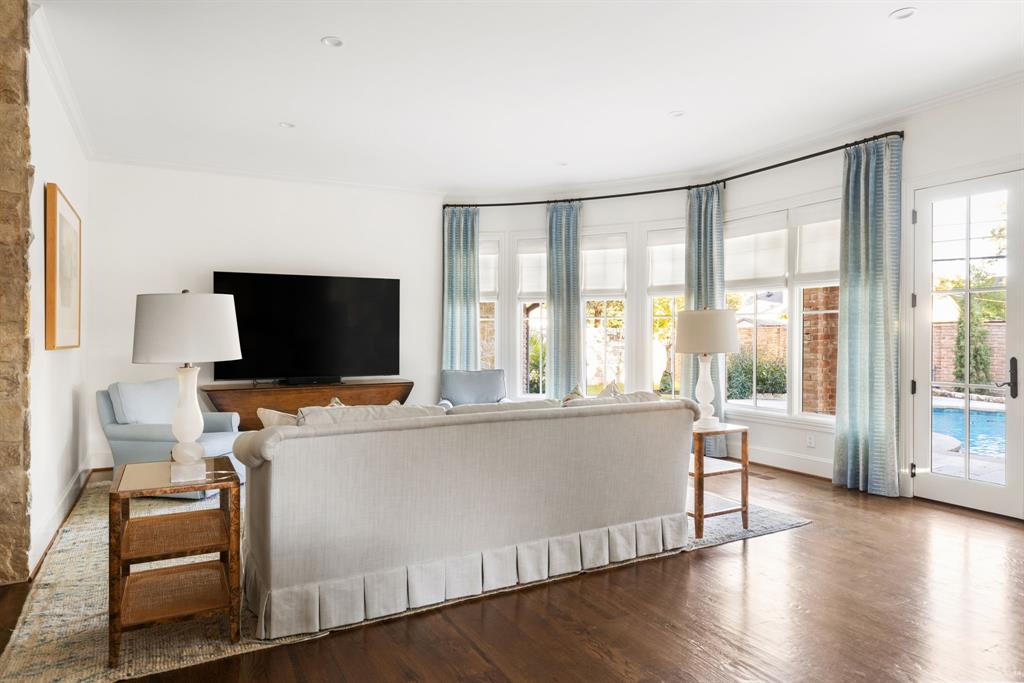 7130 Brookcove Lane Dallas, TX 75214 - Photo 8 of 40 a living room with furniture and a flat screen tv