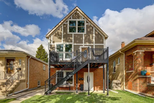 $1,700 | 5040 West Berenice Avenue, Unit 1, Chicago, IL 60641