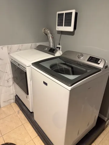 $1,700 | 5040 West Berenice Avenue, Unit 1, Chicago, IL 60641