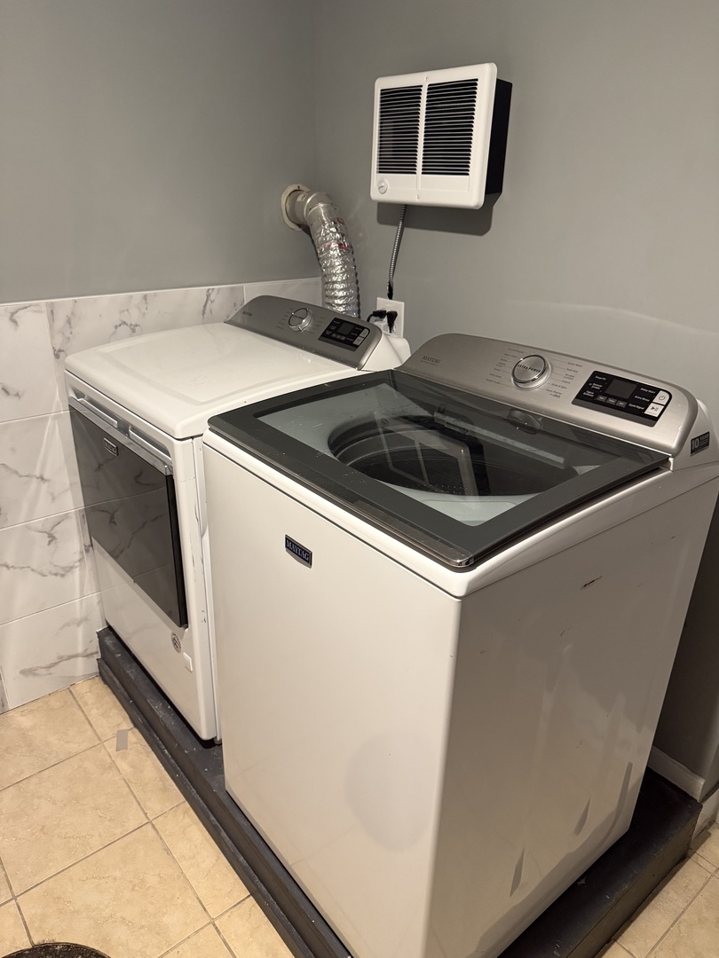 5040 West Berenice Avenue, Unit 1 Chicago, IL 60641 - Photo 16 of 18 a utility room with washer and dryer