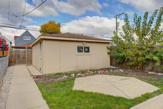 $1,700 | 5040 West Berenice Avenue, Unit 1, Chicago, IL 60641