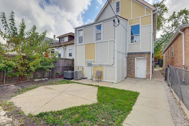 $1,700 | 5040 West Berenice Avenue, Unit 1, Chicago, IL 60641