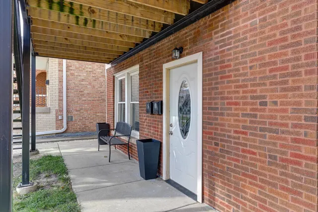 $1,700 | 5040 West Berenice Avenue, Unit 1, Chicago, IL 60641