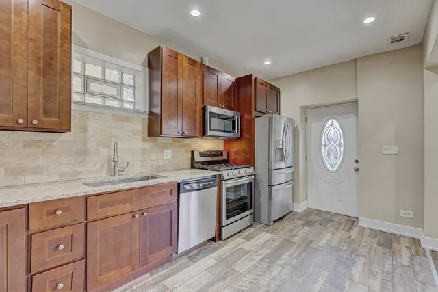 $1,700 | 5040 West Berenice Avenue, Unit 1, Chicago, IL 60641