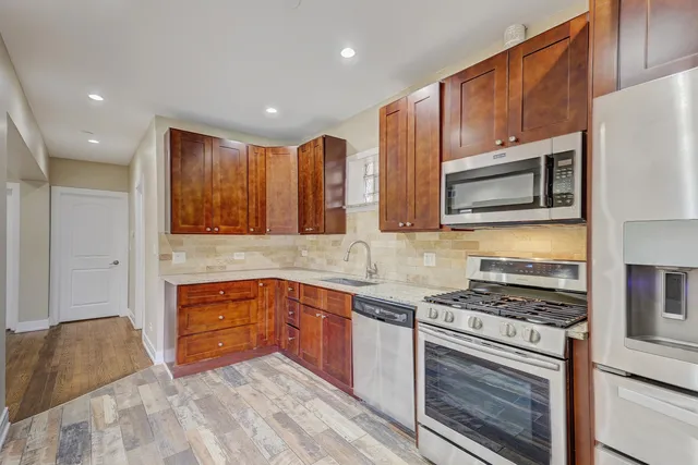 $1,700 | 5040 West Berenice Avenue, Unit 1, Chicago, IL 60641